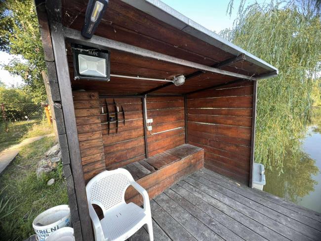 Árammal és villannyal ellátott.