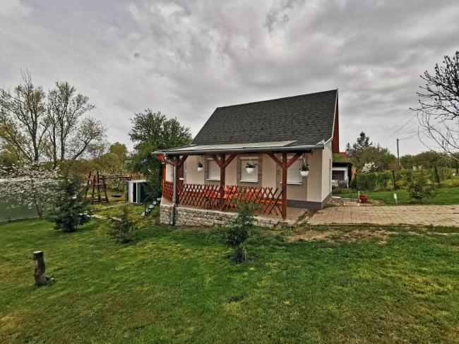 800m2 teljesen körbekerített, vízparttól elhatárolt